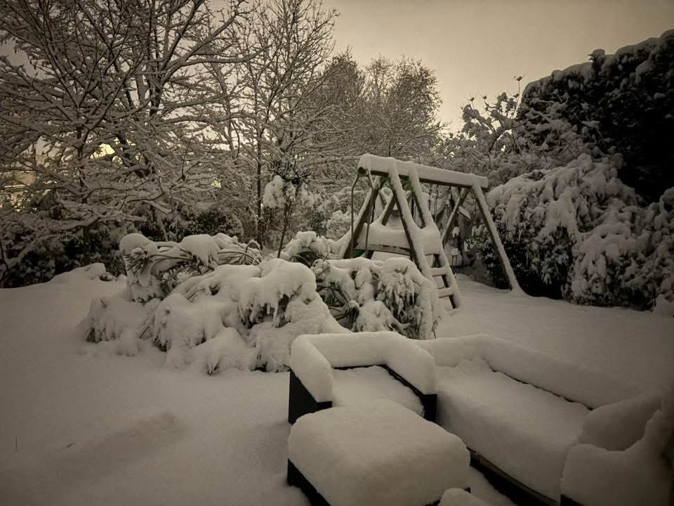 GWoznica's tweet image. ❄️ #Neige : c’est dans l’est et le centre de la #CharenteMaritime où les cumuls de neige les plus importants sont relevés avec une vingtaine de centimètres dans des secteurs comme #Surgères ou #Saintes. Des coupures d’électricité et des chutes d’arbres sont signalées localement…