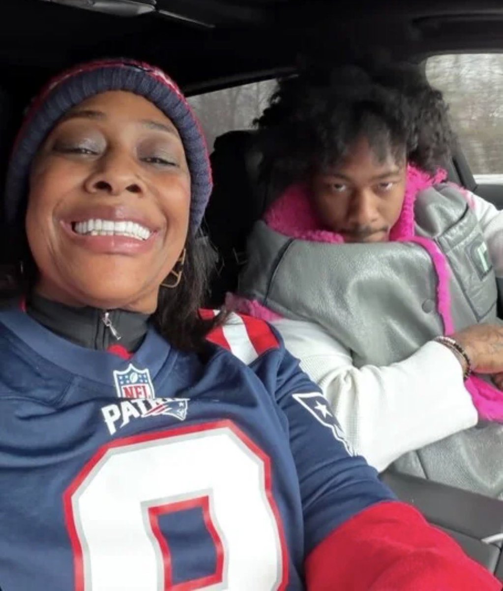 stefdiggslover's tweet image. Stefon and Mama Diggs on game day🫶