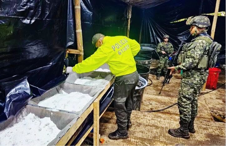 🧵 1/9 

𝐂𝐎𝐋𝐎𝐌𝐁𝐈𝐀 𝐋Í𝐃𝐄𝐑 𝐌𝐔𝐍𝐃𝐈𝐀𝐋 𝐄𝐍 𝐋𝐀 𝐋𝐔𝐂𝐇𝐀 𝐂𝐎𝐍𝐓𝐑𝐀 𝐄𝐋 𝐍𝐀𝐑𝐂𝐎𝐓𝐑Á𝐅𝐈𝐂𝐎

Durante el actual gobierno del señor presidente <a href="/petrogustavo/">Gustavo Petro</a>, hemos incautado 2.840 toneladas de clorhidrato de cocaína, evitando que más de 47.000 millones de