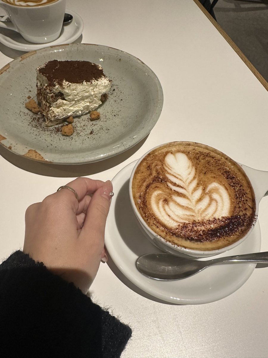 risnc1ax's tweet photo. 仕事終わりに東京タワーが見えるカフェで夜ゆったりした日〜🌙こういう時間大切すぎる
#日常垢 #カフェ https://t.co/IbaJGUPJ3K