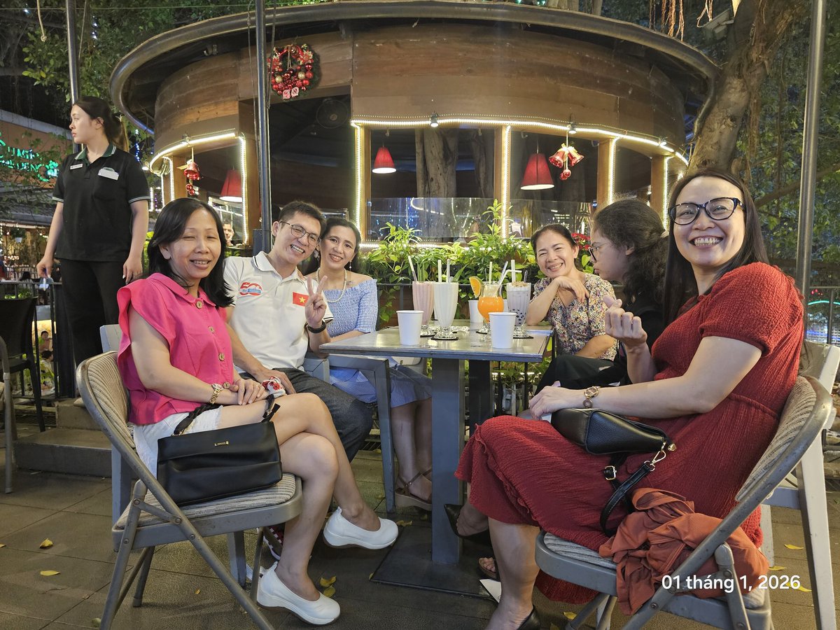 angelquochung's tweet image. Happy New Year 2026✨

Tối 01.01.2026, giữa không gian xanh mát và ấm áp của Du Miên Cafe, chúng tôi lại có dịp ngồi bên nhau – những người bạn tri kỷ, không cần nói nhiều mà vẫn thấy đủ đầy. ☕🌿

#AngelRose #2026 #Metting #DuMien #Cafe