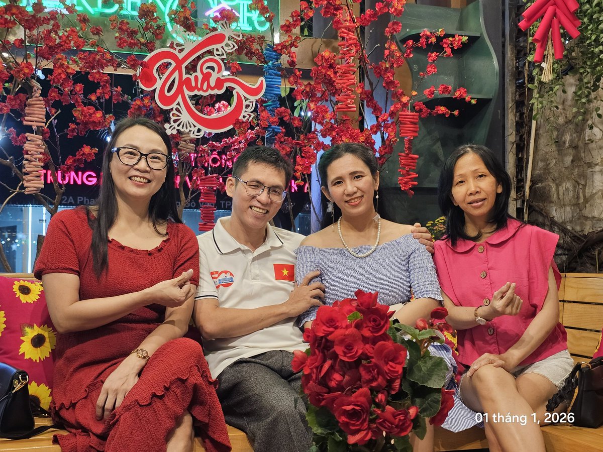 angelquochung's tweet image. Happy New Year 2026✨

Tối 01.01.2026, giữa không gian xanh mát và ấm áp của Du Miên Cafe, chúng tôi lại có dịp ngồi bên nhau – những người bạn tri kỷ, không cần nói nhiều mà vẫn thấy đủ đầy. ☕🌿

#AngelRose #2026 #Metting #DuMien #Cafe