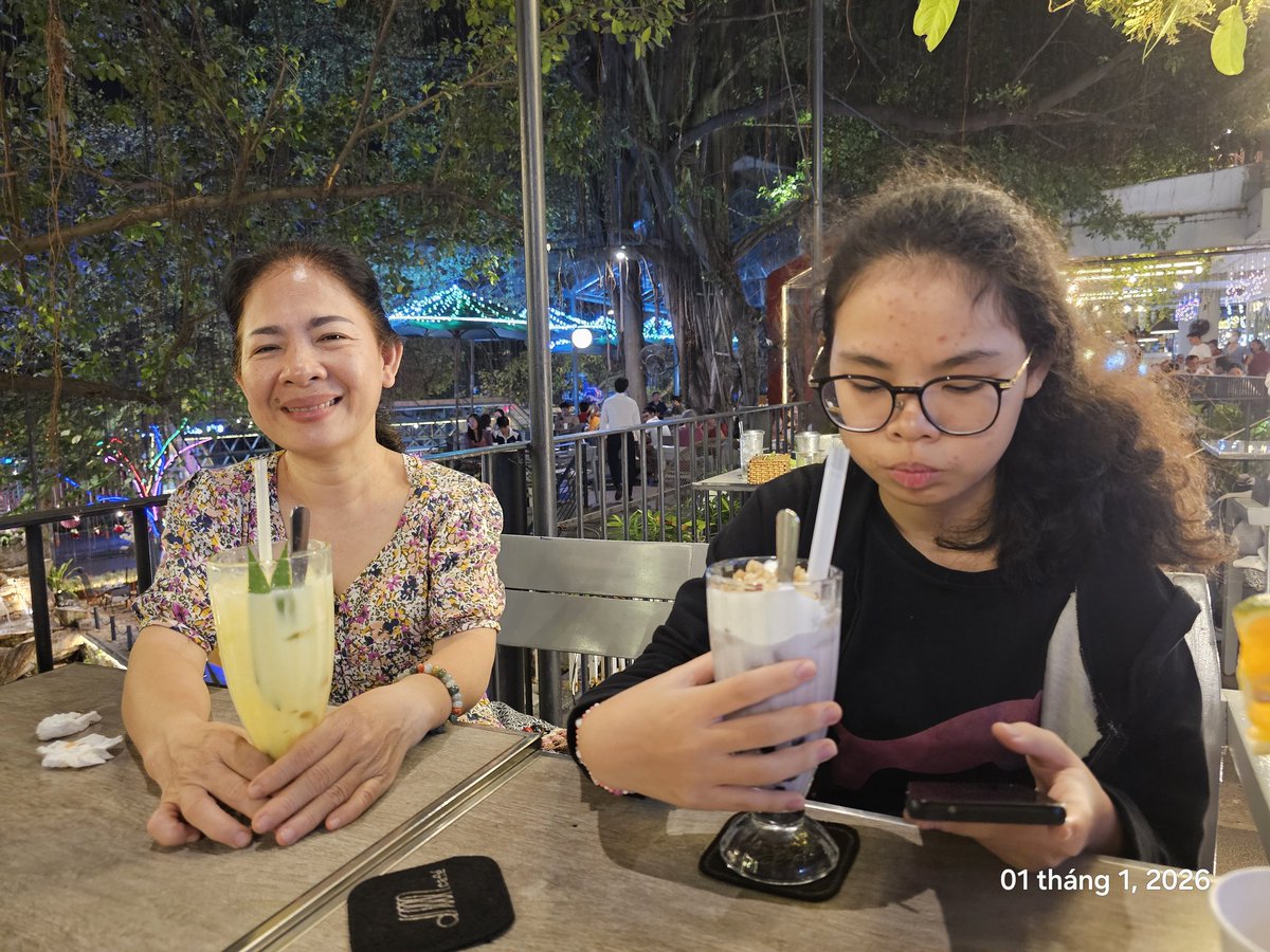 angelquochung's tweet image. Happy New Year 2026✨

Tối 01.01.2026, giữa không gian xanh mát và ấm áp của Du Miên Cafe, chúng tôi lại có dịp ngồi bên nhau – những người bạn tri kỷ, không cần nói nhiều mà vẫn thấy đủ đầy. ☕🌿

#AngelRose #2026 #Metting #DuMien #Cafe