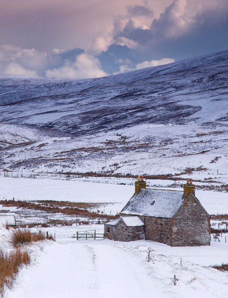 GaelAmadan's tweet image. Oidhche mhath folks, enjoy what's left of your evening, I'm calling it a day, stay safe, sleep well. 
1. Up the Braemore road, Caithness. 
2. The Wolf Moon, Glasgow.
3. Glen Coe as opposed to Glencoe.
4. The golden hour from Port Ellen, Islay.