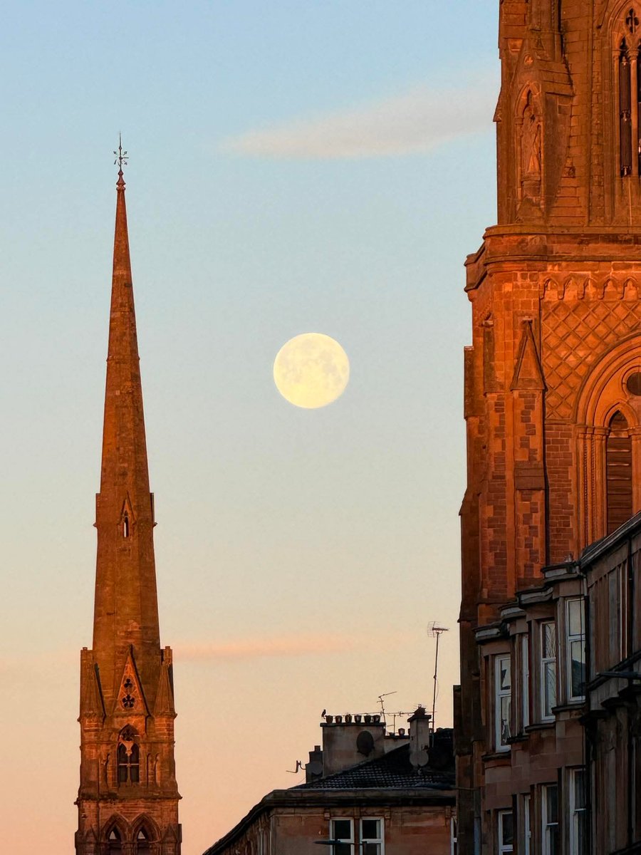 GaelAmadan's tweet image. Oidhche mhath folks, enjoy what's left of your evening, I'm calling it a day, stay safe, sleep well. 
1. Up the Braemore road, Caithness. 
2. The Wolf Moon, Glasgow.
3. Glen Coe as opposed to Glencoe.
4. The golden hour from Port Ellen, Islay.