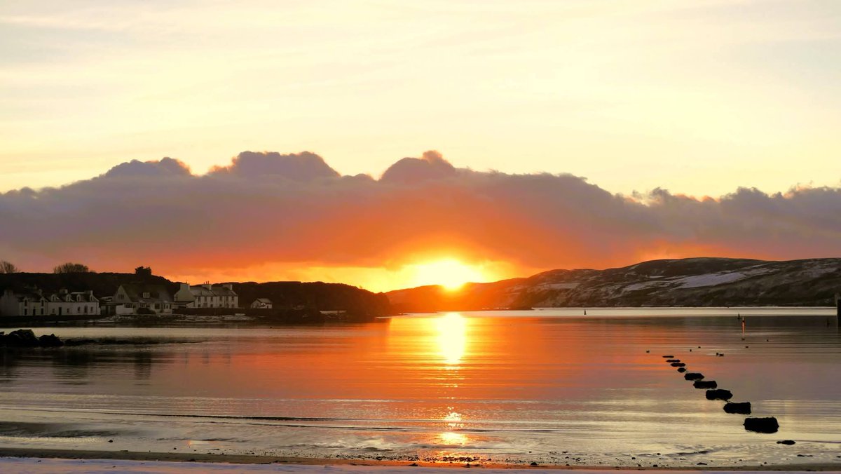 GaelAmadan's tweet image. Oidhche mhath folks, enjoy what's left of your evening, I'm calling it a day, stay safe, sleep well. 
1. Up the Braemore road, Caithness. 
2. The Wolf Moon, Glasgow.
3. Glen Coe as opposed to Glencoe.
4. The golden hour from Port Ellen, Islay.