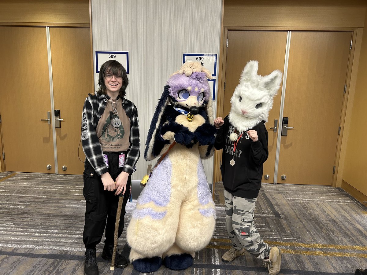 snow_bundle's tweet photo. Had so much fun with my friends at Anthronorthwest :D

#anthronorthwest #furry https://t.co/47CVCE8Hqk