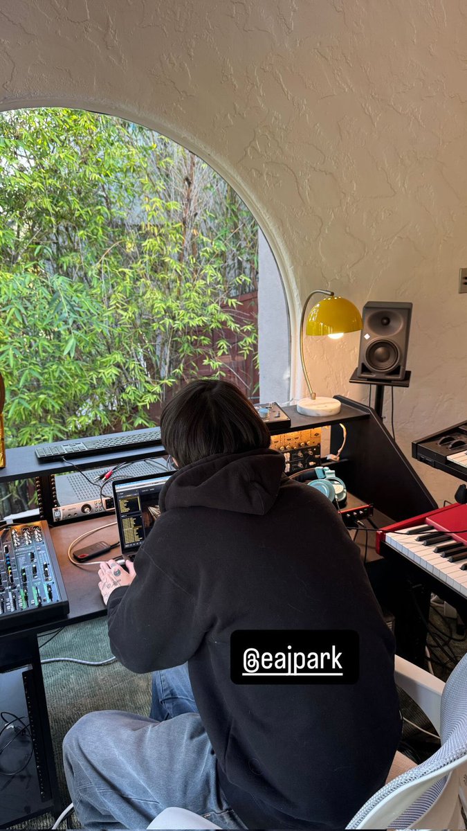 eaJ Corner TH tweet media