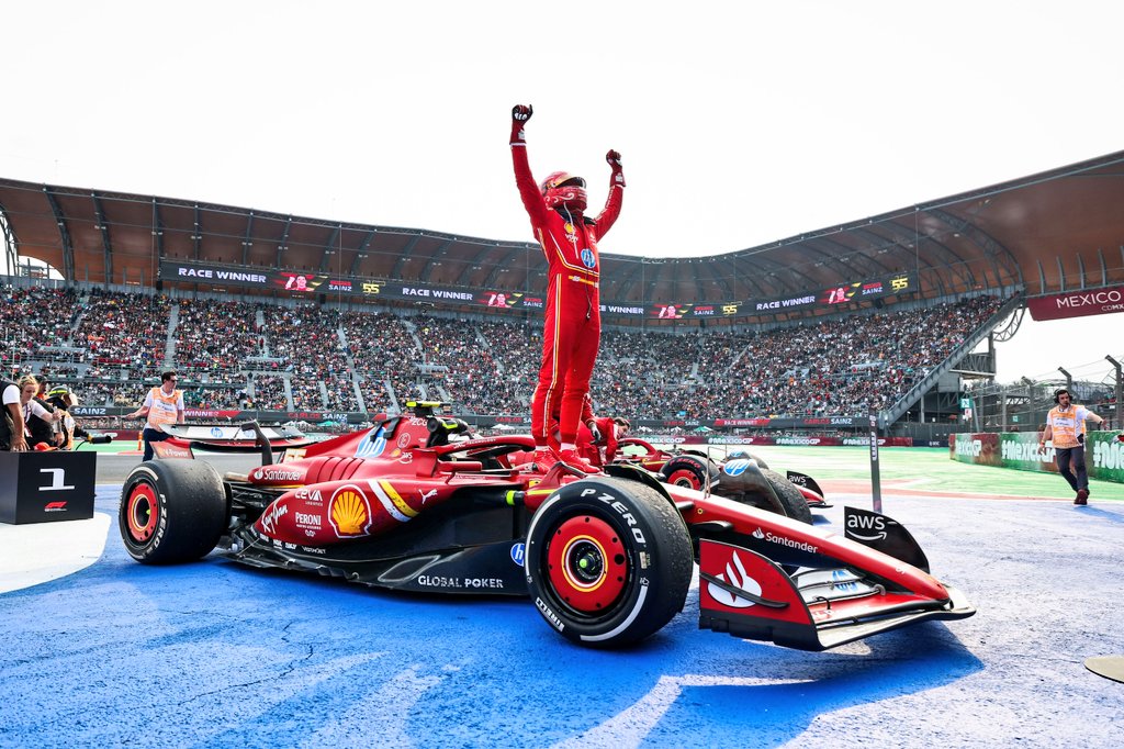 LambeResing's tweet image. Terakhir kali Ferrari menang race di Formula 1 terjadi di Mexico City GP pada 27 Oktober 2024.

Lalu pada 1 November 2024 Manchester United mengumumkan perekrutan Ruben Amorim sebagai manager baru.

Uniknya sejak Amorim melatih MU, Ferrari belum pernah memenangkan race di F1.…