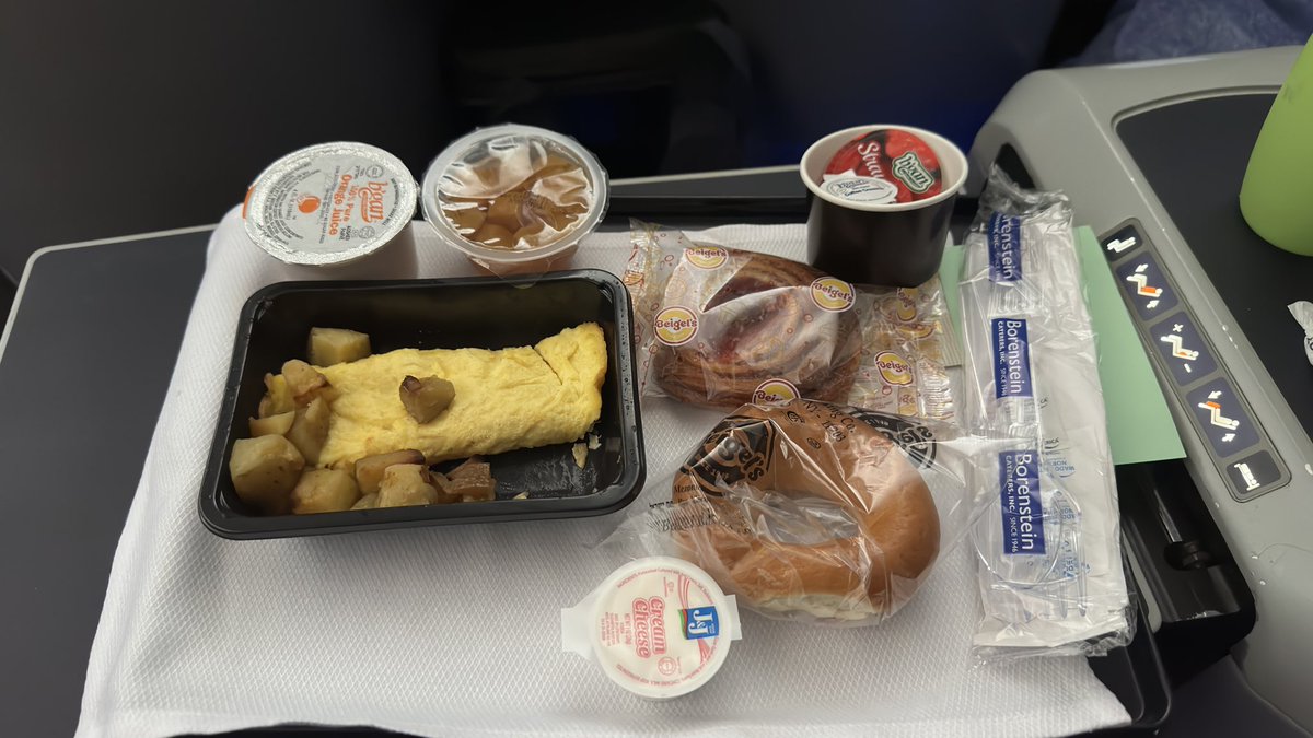 leivik's tweet photo. First class on @united. Kosher meal somehow worse than economy. ✈️🥴
Did they downgrade the food to upgrade the disappointment? https://t.co/WMwbvV6bdm