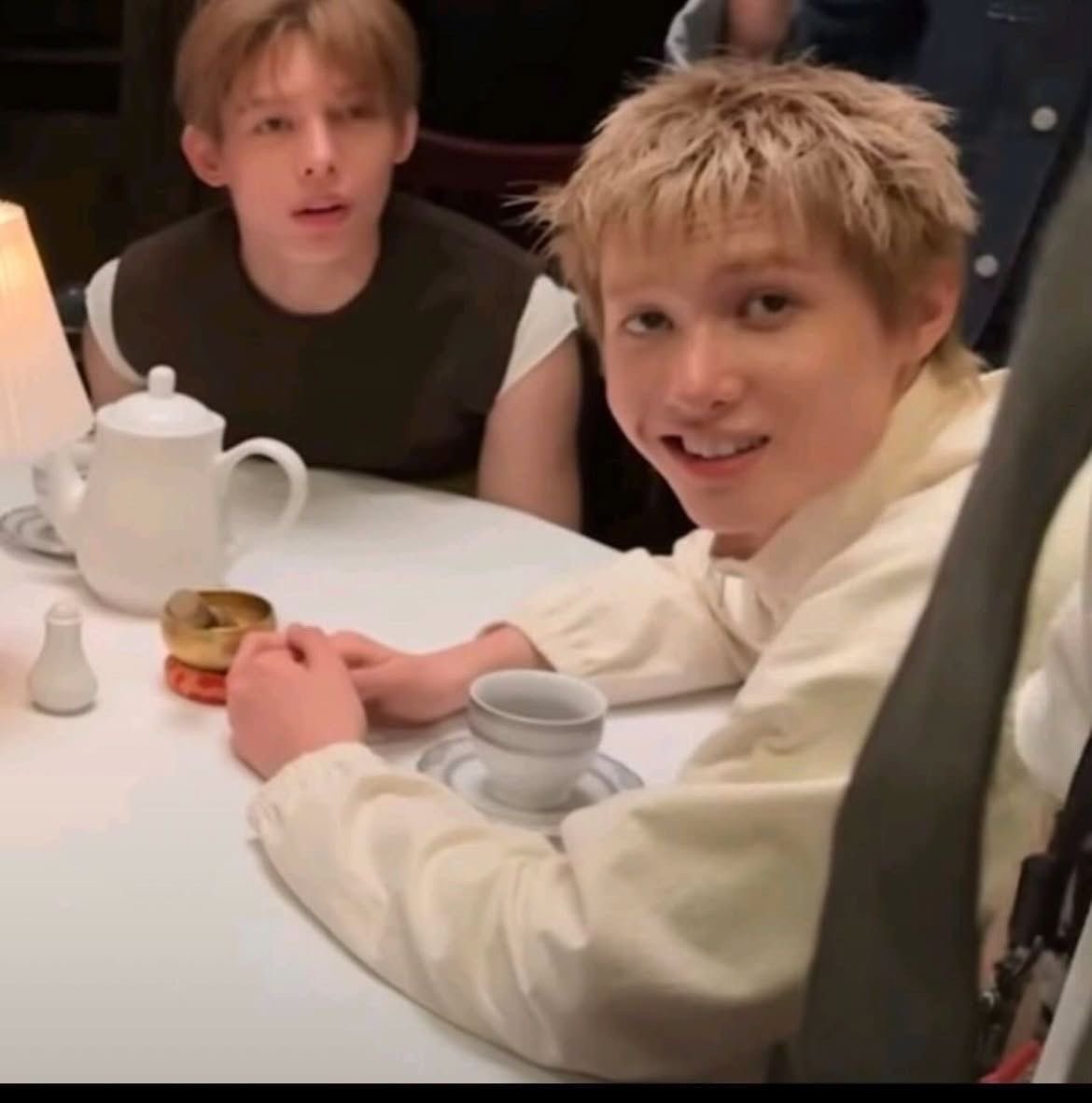 alwaysbeyourpp's tweet image. : can you speak thai?
: no no sorry we can’t
: really? เว้าอีสานได้บ่
: เว้าได้อยู่คับอ้าย