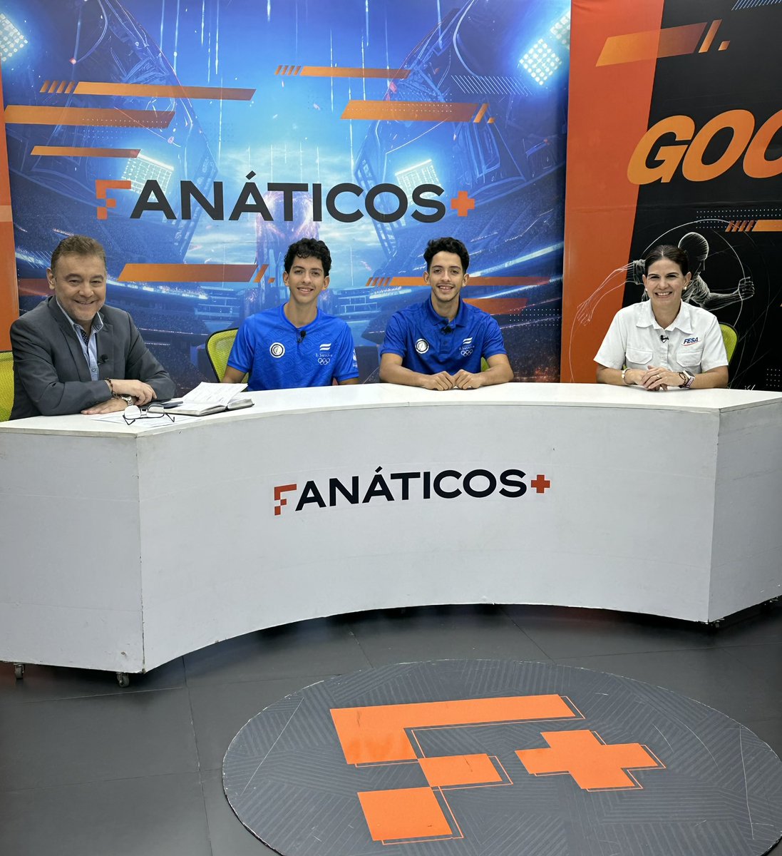 #FanáticosPlus | ¡Tenemos casa llena en Fanáticos Plus! 

Nos visitan Christopher Guardado y Yoel Guardado, atletas de Voleibol de Playa y Ana Ruiz, Gerente de Oportunidades de FESA 🏐🇸🇻