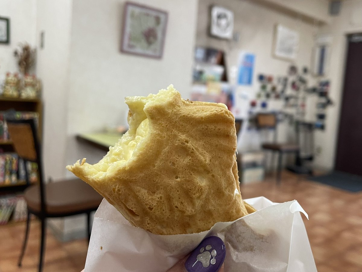 makay0809's tweet photo. 博多元気一杯!!でラーメンにカレー味替玉も食べたのに、むっちゃん万十を素通りできずカスタードを食す。「幽☆遊☆白書」の時、ハムエッグを頂いてからの甘い系も食べたい想いが溢れ、先に写真を撮るのを忘れるwそして去年、東京葛飾区青砥に再出店されていた事を知る🎵
今年もたくさんがんばります！ https://t.co/ApJ8f7zjwI