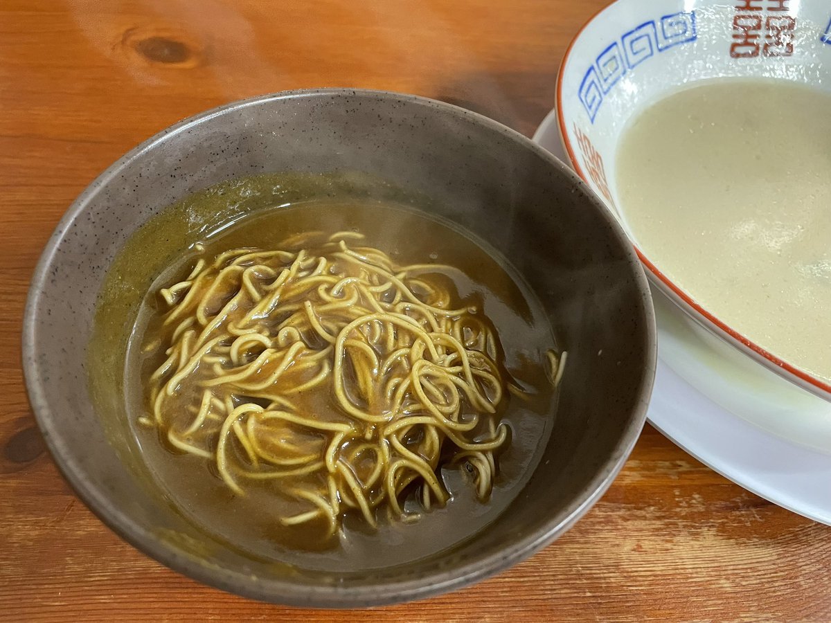 makay0809's tweet photo. 博多元気一杯!!でラーメンにカレー味替玉も食べたのに、むっちゃん万十を素通りできずカスタードを食す。「幽☆遊☆白書」の時、ハムエッグを頂いてからの甘い系も食べたい想いが溢れ、先に写真を撮るのを忘れるwそして去年、東京葛飾区青砥に再出店されていた事を知る🎵
今年もたくさんがんばります！ https://t.co/ApJ8f7zjwI