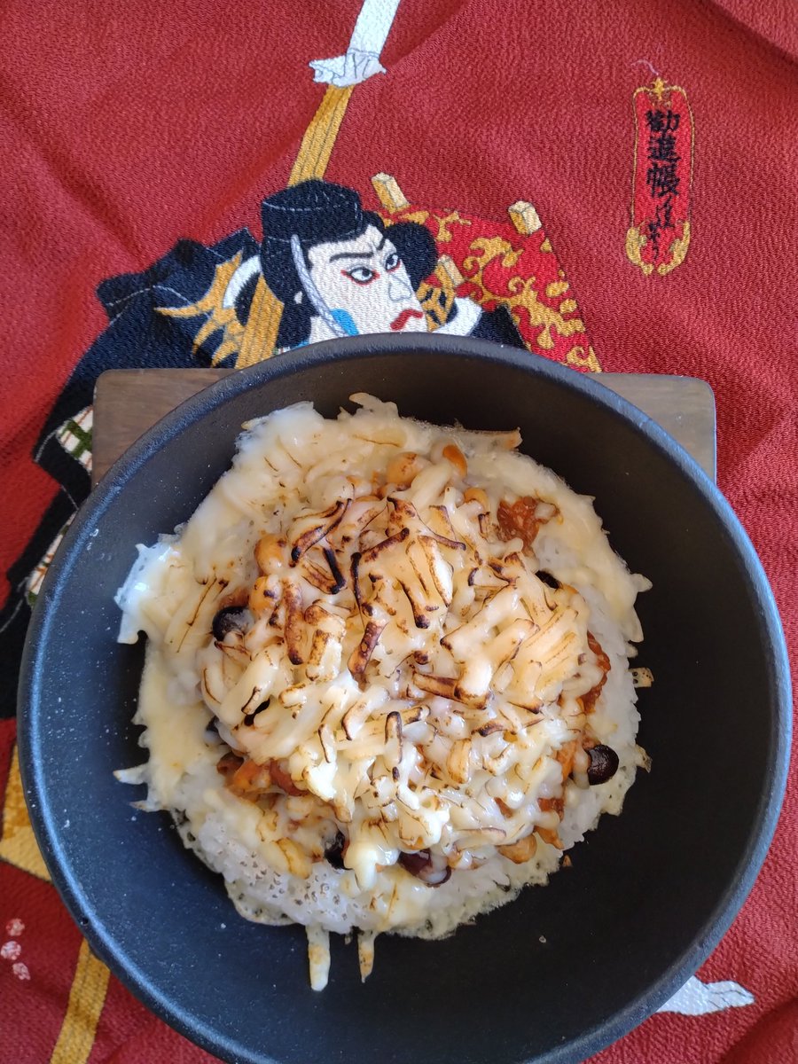 under_125_'s tweet image. 石焼用器が
ヒビが入って怖いので交代。
鉄です。
メンテはだいぶ楽です。
早速、鉄鍋チリコンカン。
#旬すぐ 
チーズはバーナーで炙ってます。