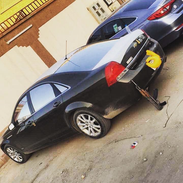 انا علی وضع النقا صنت مبداي
اموت ولا افقد مقامي وانا حي

من تزعله يمناي ترضيه يسراي
ومن راح من لاشي يرجع بلا شي.!