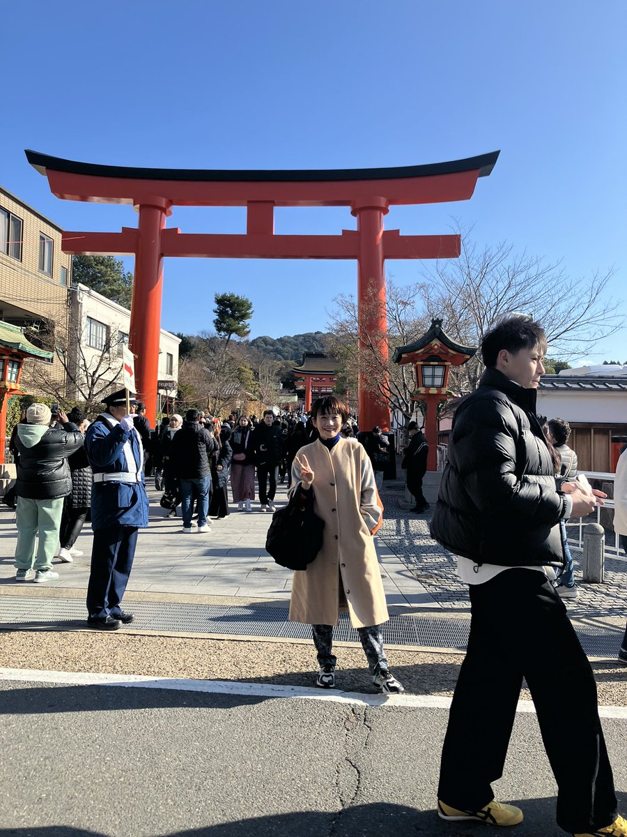 takuman75's tweet photo. 娘ちんが宿題の書き初めをしてたので
わたしも書かせてもらいました
なかなかヒューヒューでしょう😊
毎年恒例の伏見稲荷へも行ってきましたよ！
伏見さんでラーメン食べて、団子食べて、東福寺さんの近くで蕎麦1.5盛食べて、夜はビュッフェ食べ放題のイタリアンへ。
怖い　ズ��ンきつい👏 https://t.co/SYIdaZVWVQ