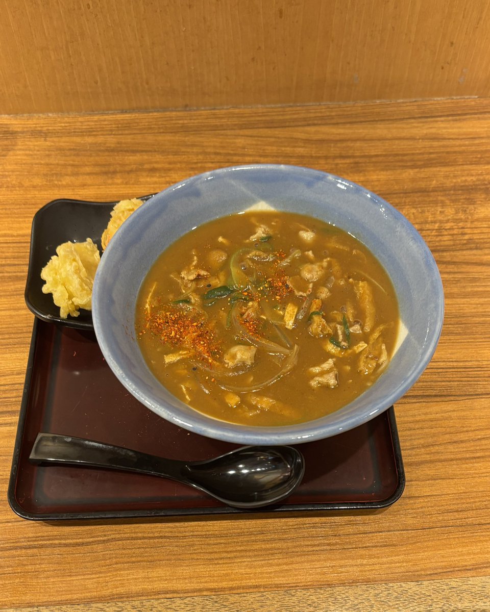 昨日のことなんですが、奇遇ですね。 カレー南蛮そばに七味もかけて