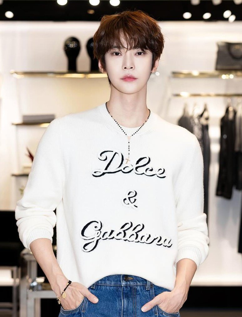 AboutDoyoung21's tweet photo. DOYOUNG wins the Male Solo Singer Award at the 2026 Korea First Brand Awards 🏆

His previous KFBA award was in the Variety Idol category, highlighting his strength as an all-rounder idol. https://t.co/DY3YseqrjR