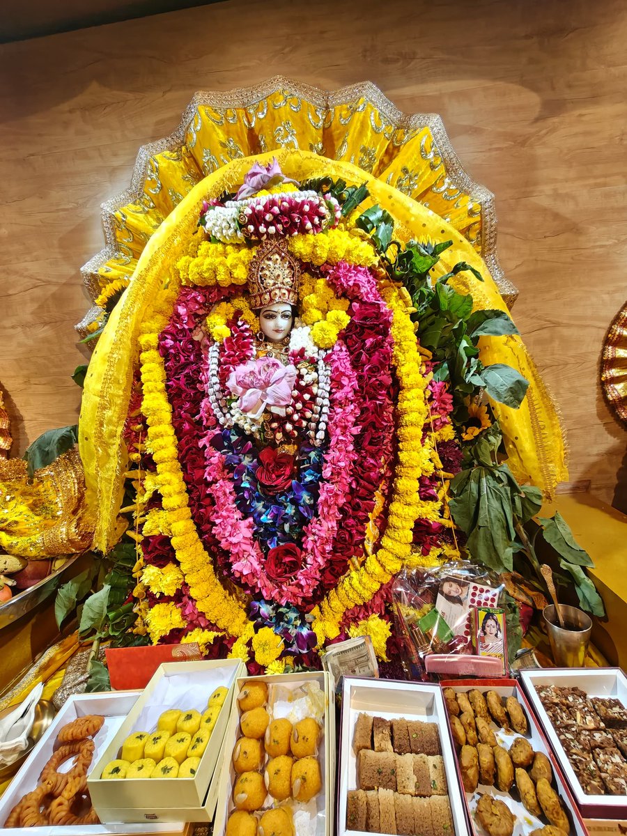 baglamukhipuja's tweet photo. माँ की पूजा करने से असीम आनंद की प्राप्ति होती है। माँ सदैव अपने भक्तों की हर बाधाओं से रक्षा करती हैं। https://t.co/tHpYRkh2mi