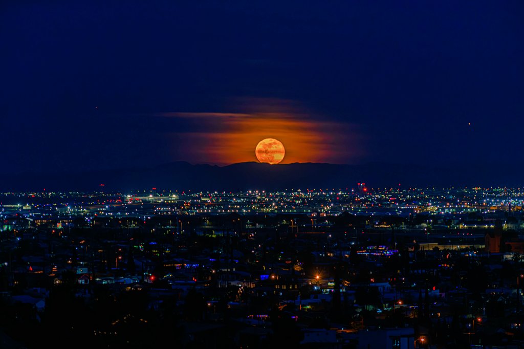 Wordpics7's tweet image. Wolf moon rising in El Paso, TX  Jan 3rd. 

#elpaso915 #elpasotx #elpasotexas #elpaso #915 #ELPASOTX #WOLFMOON2026