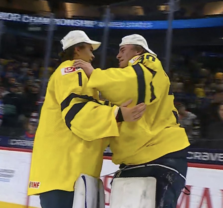 ErikGranqvist's tweet image. JVM-GULD!!!!🥇🇸🇪🥳
Stort grattis till ALLA spelare &amp;amp; ledare! Suveränt LAGARBETE spetsat med skills &amp;amp; Captain Jacks kaptenskryddor!💪🏽👑💚 Fenomenala förebilder för yngre spelare också! Modiga &amp;amp; tuffa på isen - schyssta &amp;amp; omtänksamma vid sidan av.☯️💙💛
#Teamworkmakesthedreamwork