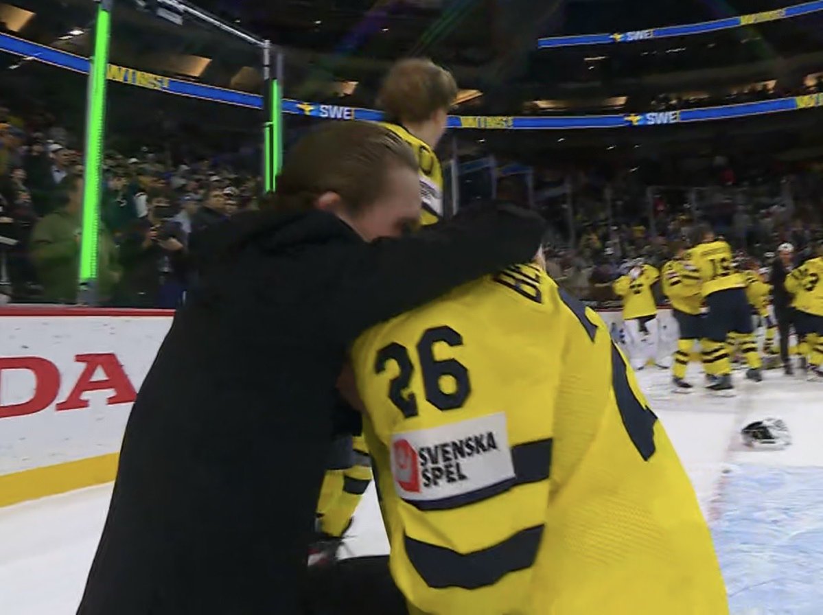 ErikGranqvist's tweet image. JVM-GULD!!!!🥇🇸🇪🥳
Stort grattis till ALLA spelare &amp;amp; ledare! Suveränt LAGARBETE spetsat med skills &amp;amp; Captain Jacks kaptenskryddor!💪🏽👑💚 Fenomenala förebilder för yngre spelare också! Modiga &amp;amp; tuffa på isen - schyssta &amp;amp; omtänksamma vid sidan av.☯️💙💛
#Teamworkmakesthedreamwork