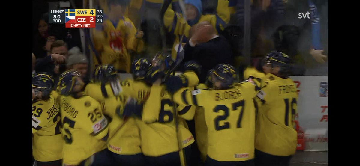 ErikGranqvist's tweet image. JVM-GULD!!!!🥇🇸🇪🥳
Stort grattis till ALLA spelare &amp;amp; ledare! Suveränt LAGARBETE spetsat med skills &amp;amp; Captain Jacks kaptenskryddor!💪🏽👑💚 Fenomenala förebilder för yngre spelare också! Modiga &amp;amp; tuffa på isen - schyssta &amp;amp; omtänksamma vid sidan av.☯️💙💛
#Teamworkmakesthedreamwork