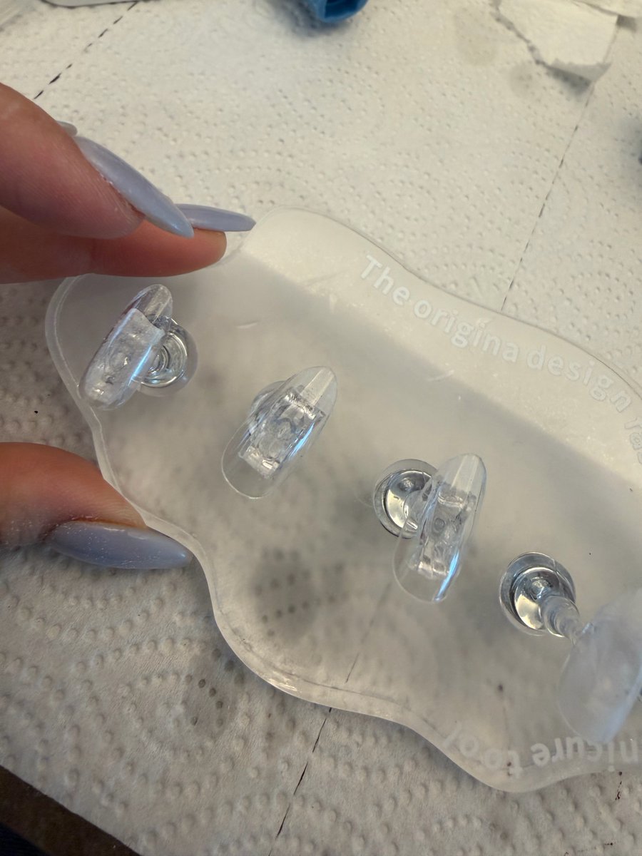 godmitzu's tweet image. Mina picked up a new hobby: doing her nails by herself