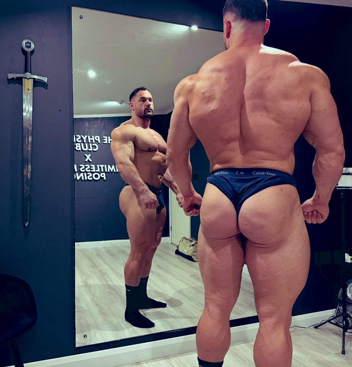 MuscleGodXander's tweet photo. Ben Featherstone 🔥 #muscle #bodybuilding #bodybuilder #beefy #sexy https://t.co/XgKB67ISQ9