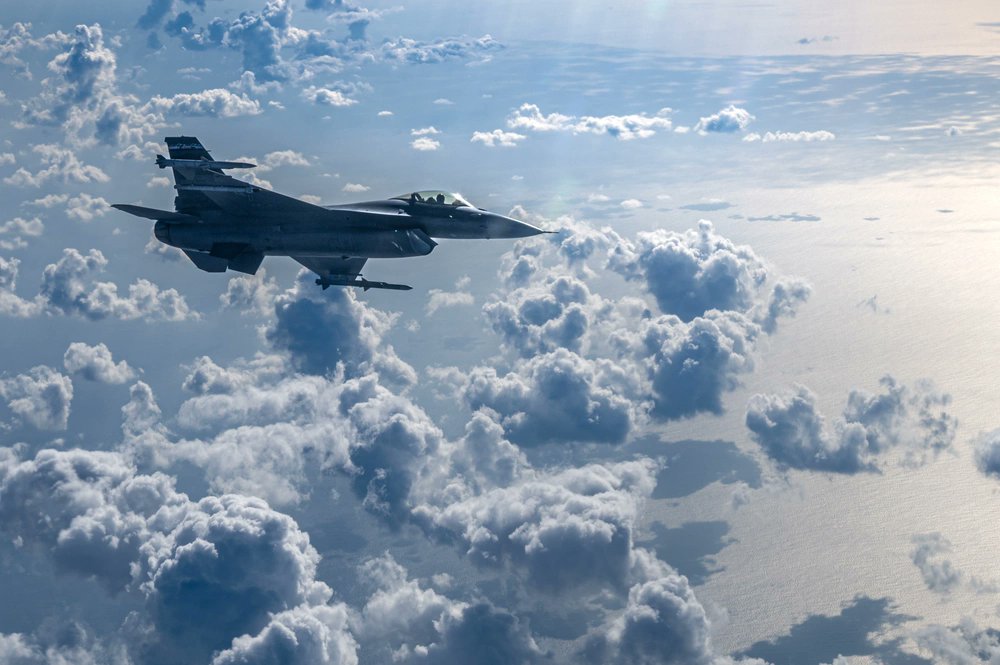 太平洋上空を飛行する嘉手納基地に展開中の第119遠征戦闘飛行隊所属F