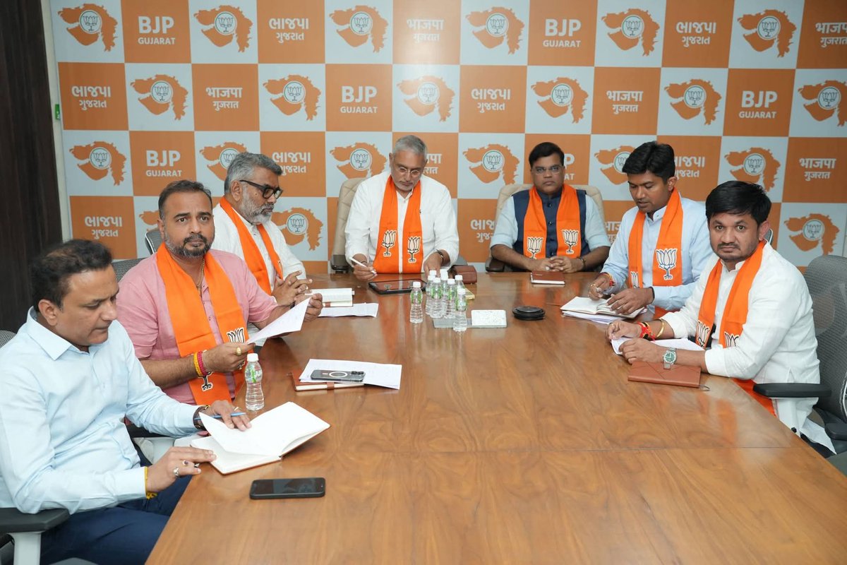 Hitendrasinhbjp's tweet photo. આદરણીય પ્રધાનમંત્રી શ્રી @narendramodi સાહેબના સોમનાથ પ્રવાસ સંદર્ભે પ્રદેશ કાર્યાલય 'શ્રી કમલમ્' ખાતે માનનીય પ્રદેશ અધ્યક્ષ શ્રી @iJagdishBJP જીની અધ્યક્ષતામાં તેમજ માનનીય સંગઠન મહામંત્રી શ્રી @ratnakar273 જીની વિશેષ ઉપસ્થિતિમાં વીડિયો કોન્ફરન્સ દ્વારા..++ https://t.co/7cg3LFg0D9