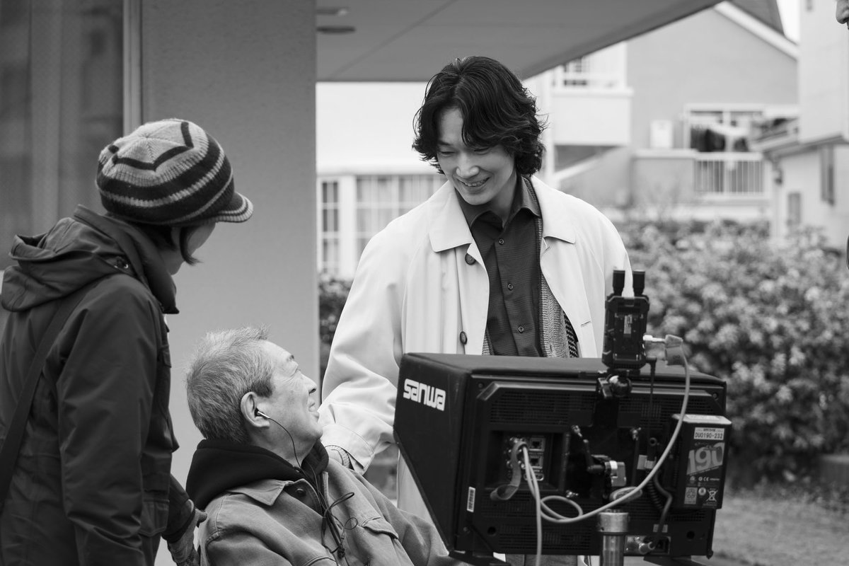 💐HAPPY BIRTHDAY💐
￣￣￣￣￣￣￣￣￣￣￣
#綾野剛 さん＆ #荒井晴彦 監督
おめでとうございます🎉🎉

信頼を寄せ合い、お誕生日も同じというおふたり
そんな特別な日に観る
『#星と月は天の穴』もまた特別な映画になりますね✨

『星と月は天の穴』絶賛公開中！
happinet-phantom.com/hoshitsuki_film
#綾野剛