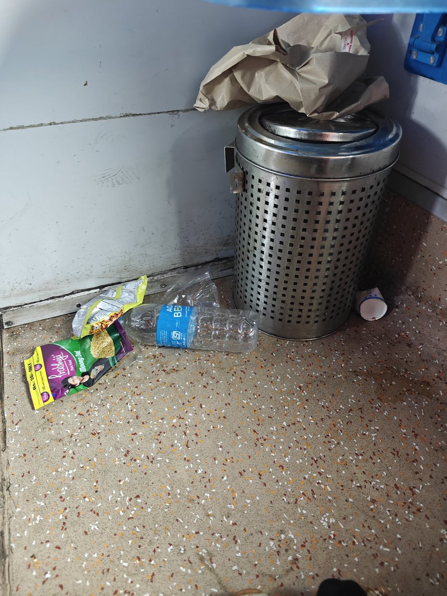 atharva201028's tweet photo. @Central_Railway मैं गाड़ी संख्या 12810 (हावड़ा–मुंबई मेल) के H1 कोच, कम्पार्टमेंट B, सीट 5 में यात्रा कर रहा हूँ।
यात्रा तिथि: 6 जनवरी | मार्ग: खड़गपुर से दुर्ग
PNR: 6763225300
पूरी यात्रा के दौरान कोच में कोई भी सफाईकर्मी नहीं आया। शौचालय अत्यंत गंदे थे।कृपया मामले में तत्काल https://t.co/cAdcLh14DE
