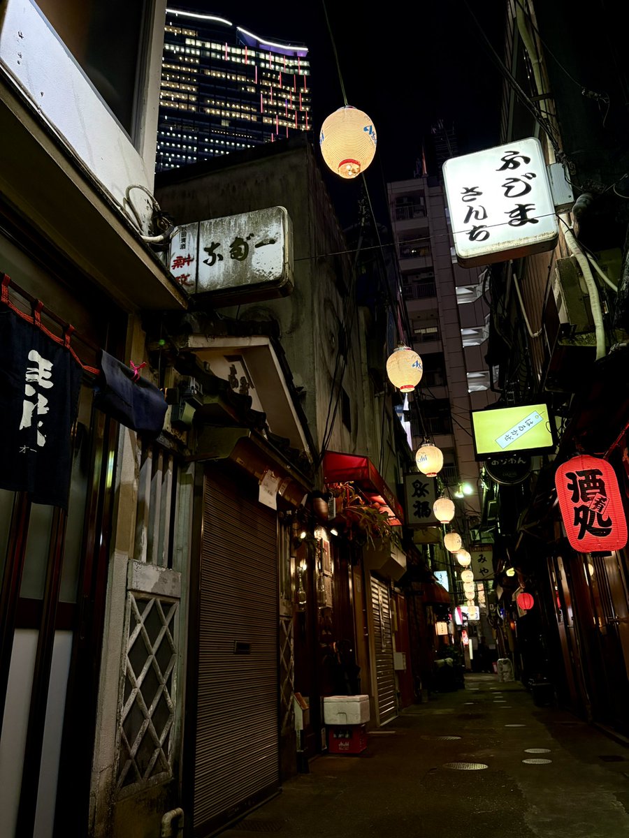 志の輔らくご IN PARCO 2026 
初日が1/5無事開きました。

寄席文字一文字色紙のご依頼も、
初日の賑わいの中、無事務められました。

劇場からの帰路、いつもの横丁へもご挨拶。

1/31まで、渋谷へ通います。

ご来場お待ちしております。

#志の輔らくご #寄席文字 #パルコ劇場