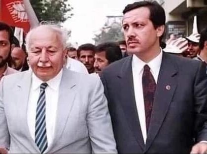 abd142180729's tweet photo. فالمسلمين قد يمنعون من ممارسة دينهم وتفرض عليهم العلمانية، إذا تركوا سياسة الدولة وإعلامها ووسائل تأثيرها للعلمانيين والمنافقين الذين سيهدفون لإبعاد الدين عن المجتمع وليس فقط عن الدولة.

ف"المسلمون الذين لا يهتمون بالسياسة يحكمهم سياسيون لا يهتمون بالدين"

_ اربكان معلم اردوغان https://t.co/YdtKBGGA3V