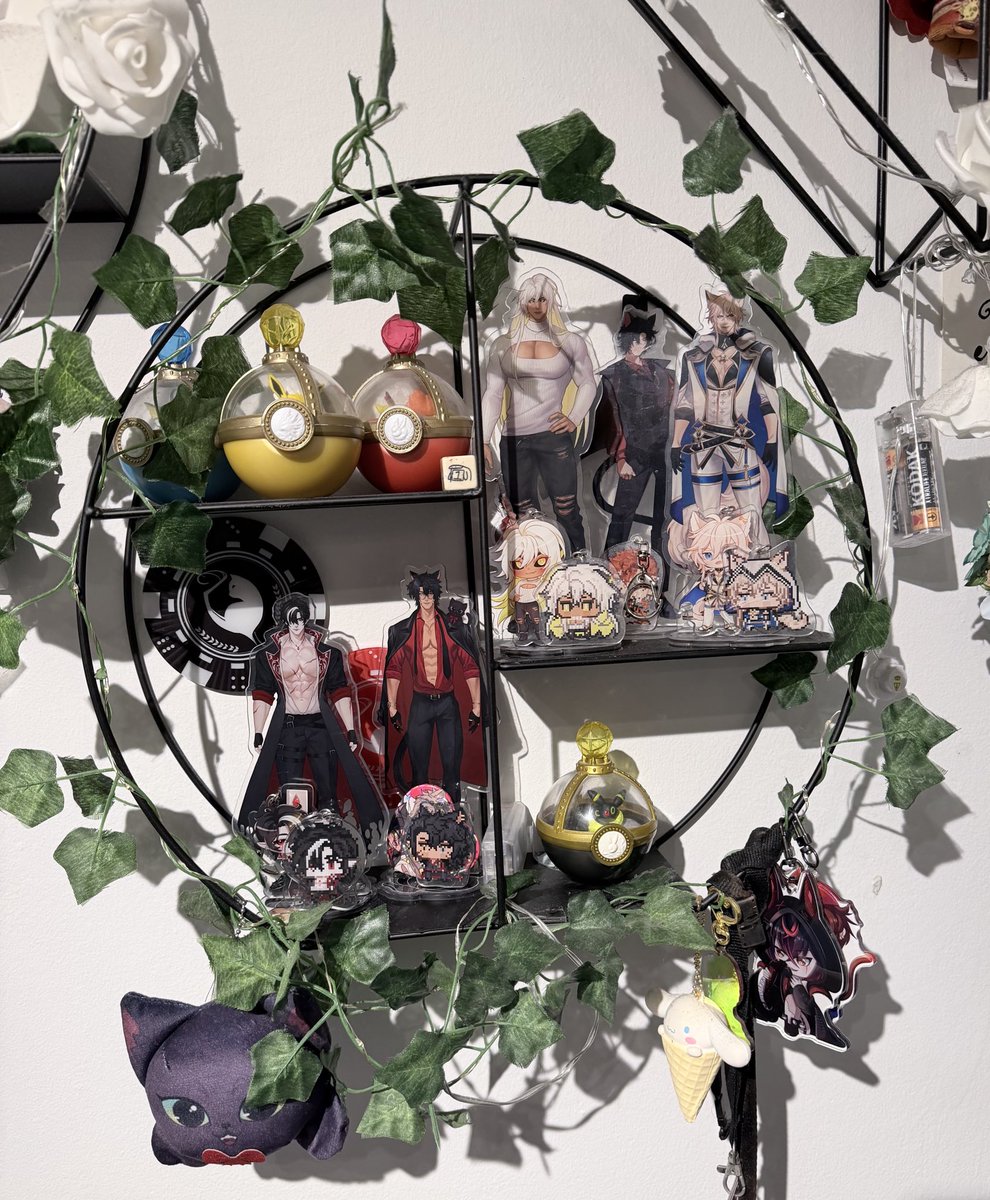 Stitches_ox's tweet photo. My merch came today, everything looks so good!🥹 thank you for the signature, the lil bear is so cute and the Rawr makes it even better 🤣 My shelf is officially been taken over https://t.co/RlbykPYpky