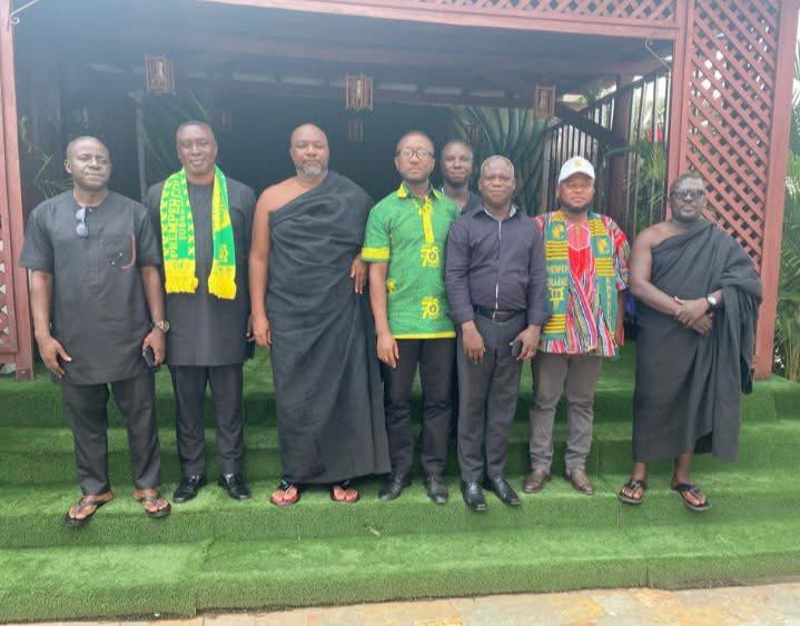 Amanfourr's tweet image. Incoming Nana Mamponhene  Osei Bonsu III with some seniors and old boys executive before his swearing in to the Mampong state today . next swearing in will be at Manhyia palace to Otumfuor Osei tutu II -Asantehene