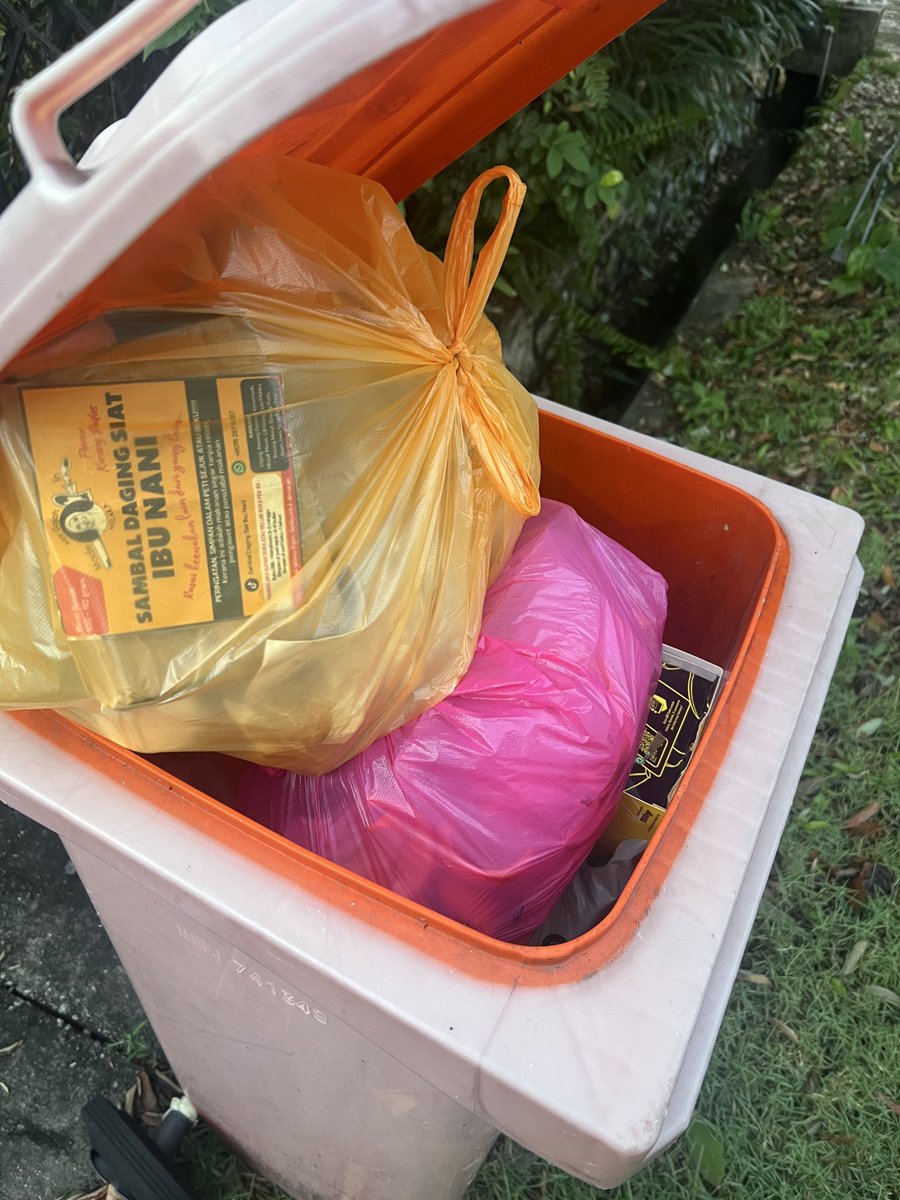 MARSHROSLLY's tweet photo. Hi @pjcitycouncil, 

Rubbish bins hv been full since 2 Jan 26, Friday - until today, 6 Jan 2026, and still no one has picked them up. What's going on? We residents of PJ always trying our best to prioritize cleanliness. Please chk why  rubbish truck hasn't come since last week. https://t.co/JImHbljRTL