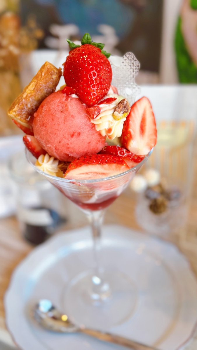 おはようございます☀︎
明日からスタート
「金柑といちごのブリュレパフェ」

「いちごとピスタチオのミルフィーユパフェ」はデコレーション変更してのご提供となります🍓