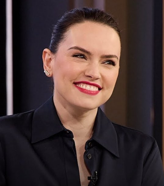StarWarsMeg1's tweet image. Daisy Ridley really held back on Drew Barrymore’s show when asked about the New Jedi Order movie:

“A new film is coming and it will be great.”

When Drew expressed excitement for what might happen after Ben Solo disappears in Episode 9, Daisy just nodded:

“Mmm.”

👀