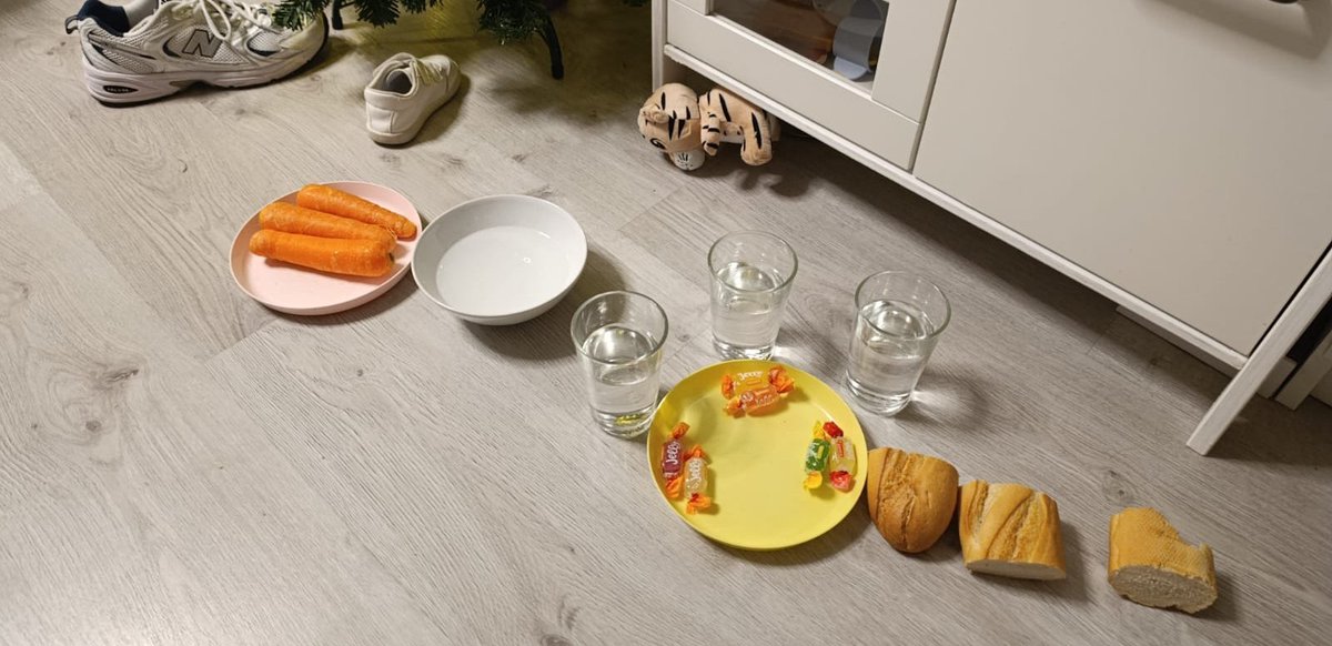 Amén. Por aquí les hemos preparado un poco de pan, chuches y agua y zanahoria para los camellos.