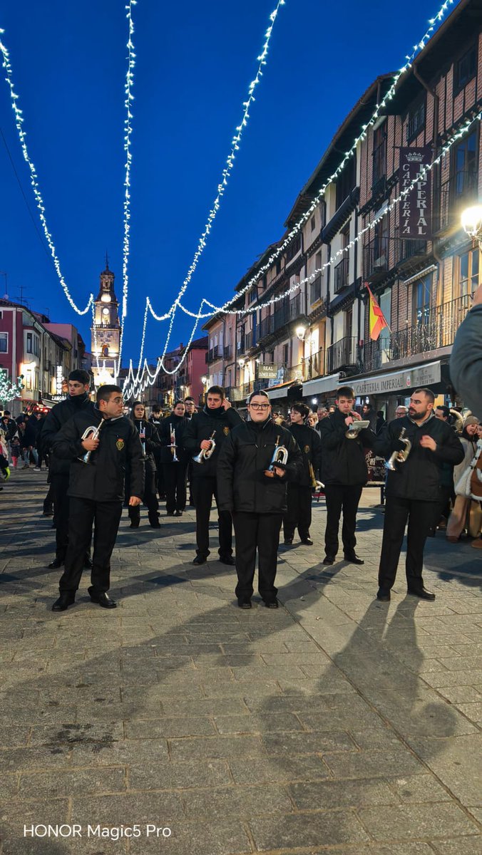 TresCaidasToro's tweet photo. Noche mágica, acompañando a los Magos de Oriente a su paso por Toro, y además, estrenando nuevas cazadoras. 

Que los Reyes vengan cargados de regalos...pero sobre todo nos regalen salud para cuidarnos, paz para vivir tranquilos y amor para compartir.
Feliz noche de Reyes!! https://t.co/cHBxU4kClL