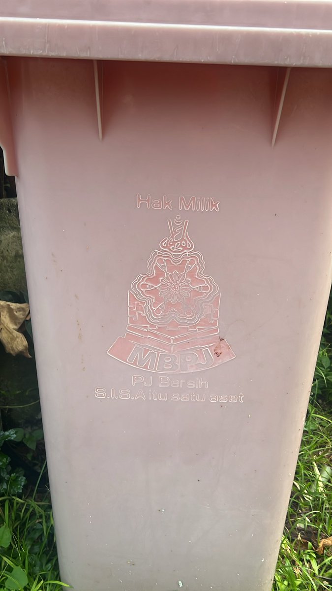 MARSHROSLLY's tweet photo. @pjcitycouncil 

Sampah tidak di ambil sejak 2 jan , jumaat 2026 hingga harini 6 jan 2026. 

sampah dah busuk, lalat berkeliaran. 
tolong check operasi lori sampah. mengapa tiada? 
- warga Damansara Jaya https://t.co/QAu8aFu9RH