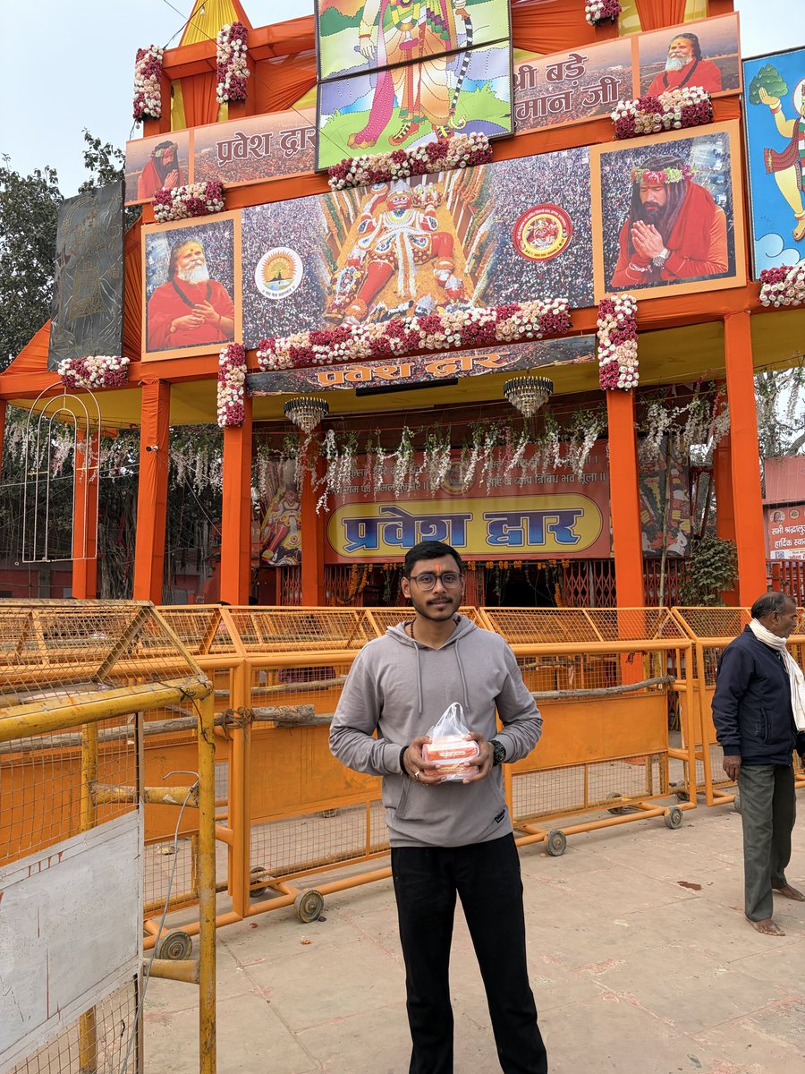 Prashant34918's tweet photo. “माघ मेले में पावन स्नान का सौभाग्य प्राप्त हुआ और अपने मित्र के साथ लेटे हुए हनुमान जी 🙏 तथा आसपास स्थित सभी मंदिरों के दर्शन का भी अवसर मिला।स्वच्छता, सुंदर व्यवस्था और श्रद्धालुओं की सुविधाओं के लिए योगी सरकार एवं उत्तर प्रदेश पर्यटन का हृदय से बहुत-बहुत धन्यवाद।” https://t.co/D8fpOyxakV