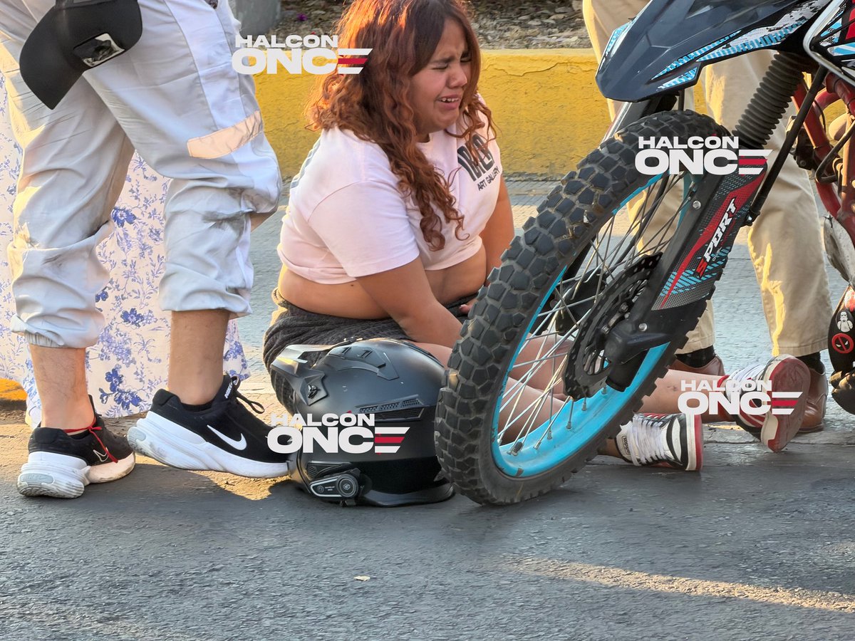 HalconOnce's tweet photo. EMBESTIDOS….
Dos tripulantes de una motocicleta fueron arrollados por el conductor de un auto, sobre #ViaMorelos a la altura del puente de fierro en #Ecatepec.
El responsable huyó del lugar con dirección hacia el AIFA, más de 20 minutos y la ambulancia de #ProteccionCivil no arribaba al punto, para la atención de la chica lesionada.