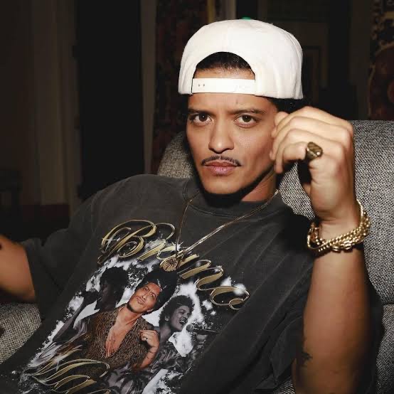 Bruno Mars anuncia que seu novo album, o primeiro solo em 10 anos, está pronto.

Em uma postagem no X, o cantor foi direto ao anunciar: “Meu álbum está pronto".

Desde o último disco solo completo, Bruno Mars seguiu ativo em outros projetos, incluindo a formação do Silk Sonic ao
