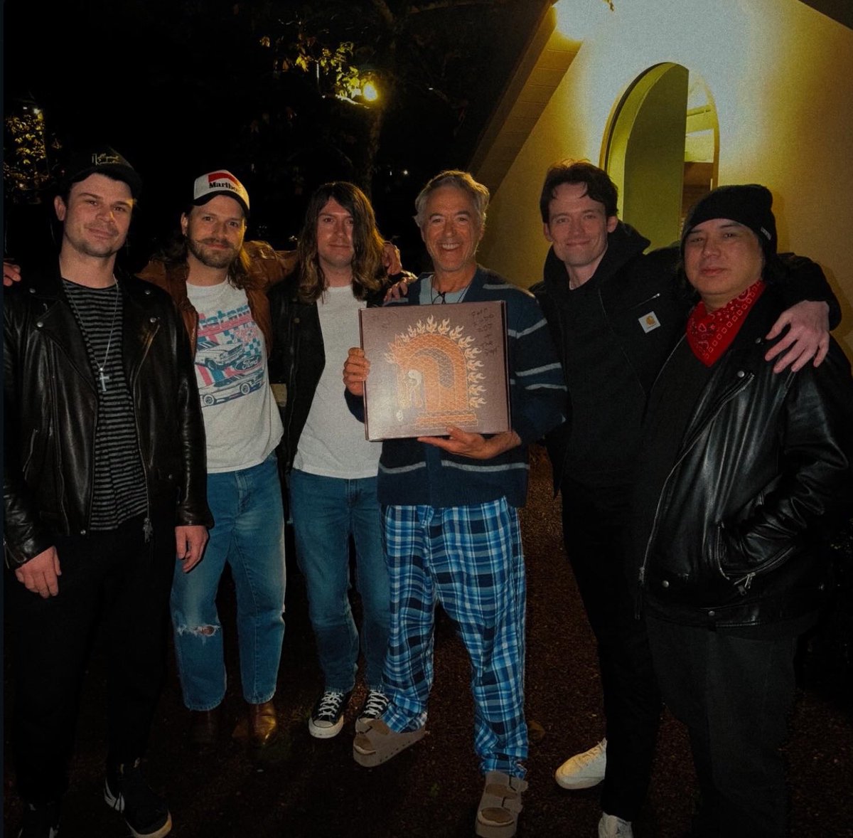 Robert Downey Jr e Indio Downey assistiram a Marty Supreme ao lado de amigos essa semana! 
Ps: o que dizer sobre o look? 👀