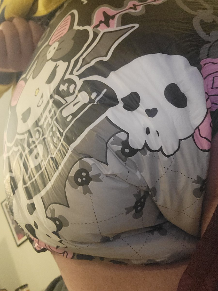 PaddedEnbyDom's tweet photo. New year, new (already stinky) pampers~

I'm going to revive this account. There are too many dorks not huffing my queer butt and body. Why should I have to huff my own dirty diapers and rotten toots?!

 Expect to see many more photos soon~

#abdl #abdlmess #abdlgay https://t.co/aN2Cv5H2J0