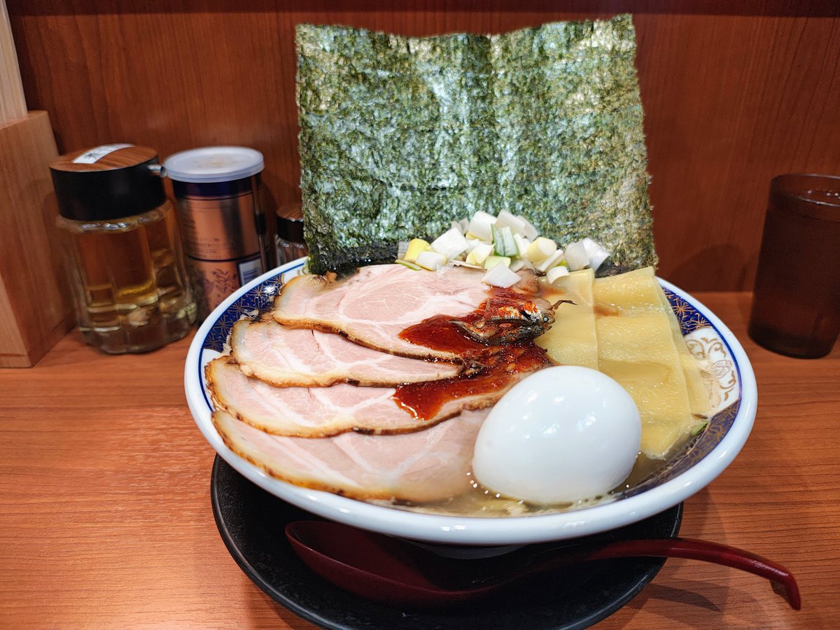 SOK7802's tweet photo. 朝一のラーメン活動は、蒲田のラーメン凪 煮干王 蒲田店にて特製ラーメン。
煮干しを売りのラーメンらしく煮干しが効いて飲みやすく、麺も中太縮れで美味しく完食。 https://t.co/uQX0R4XBdb